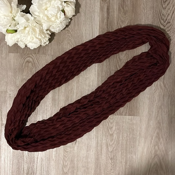 Maroon Wave Pattern Pressed Wrinkle Scarf - Picture 6 of 6